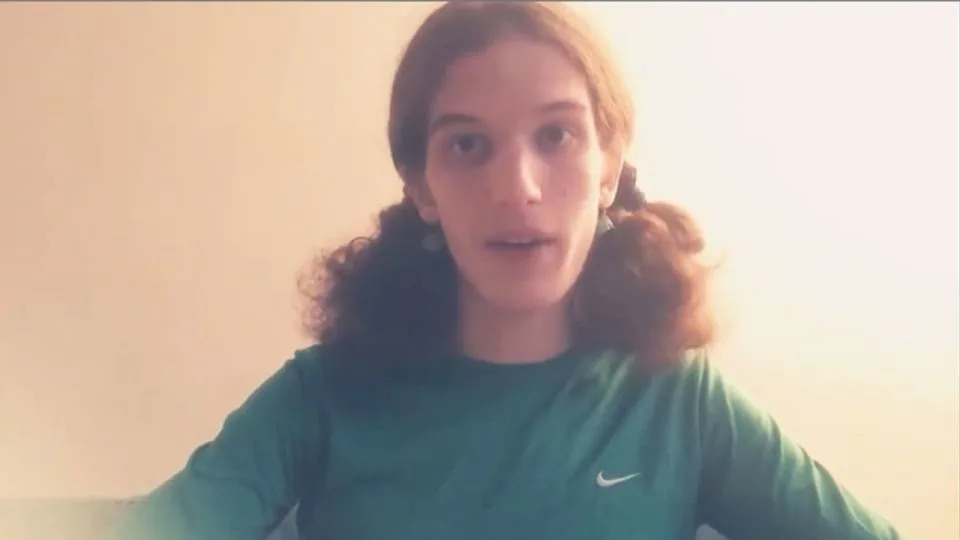 Una captura de pantalla de un video de YouTube obtenido por CNN y publicado hace cuatro años muestra el rostro de Robin Westman. Las autoridades han identificado a Westman como la persona sospechosa del tiroteo del 27 de agosto en la escuela. - Obtenido por CNN