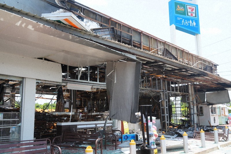 焼けたセブン店舗前で…遺族が静かな訴え　タイが攻撃受けた現場公開