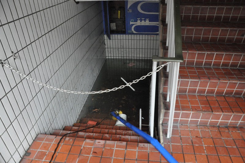 地下が浸水したビルでは排水作業が進められていた＝熊本市中央区で2025年8月11日午後0時38分、野呂賢治撮影