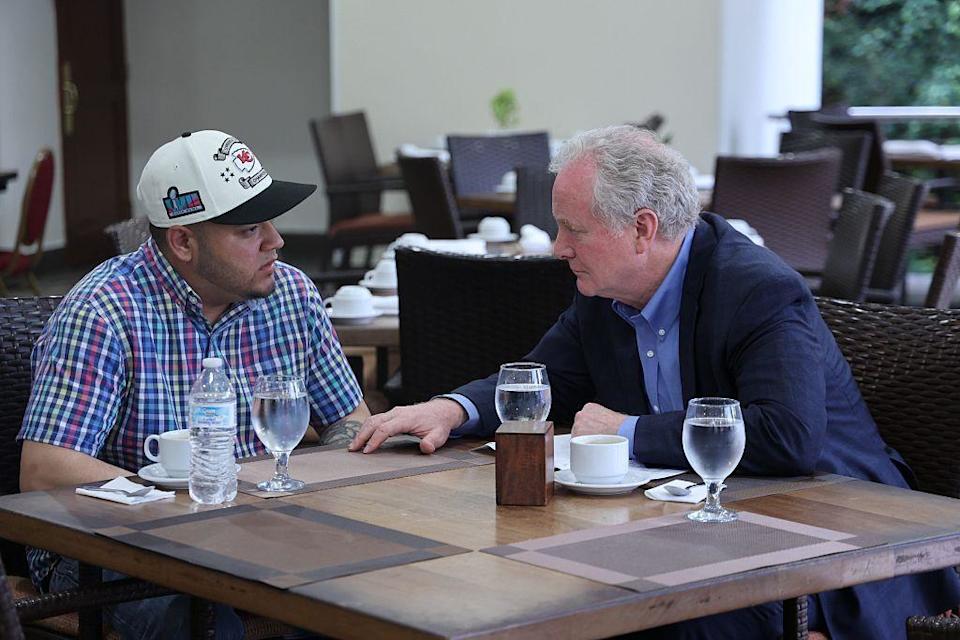 Kilmar Ábrego y el senador Chris Van Hollen en un encuentro en El Salvador