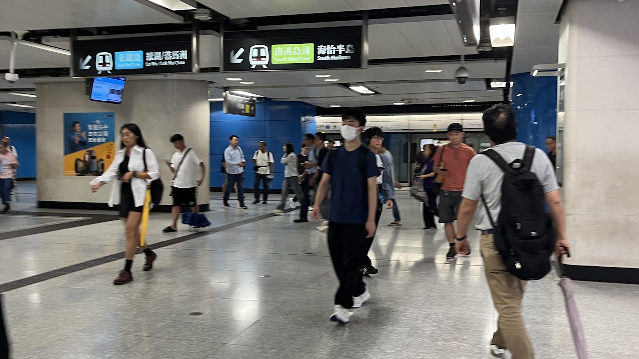 黑雨返工金鐘站人流少　今年第5掛斜槓族已習慣：有嘢做就要處理