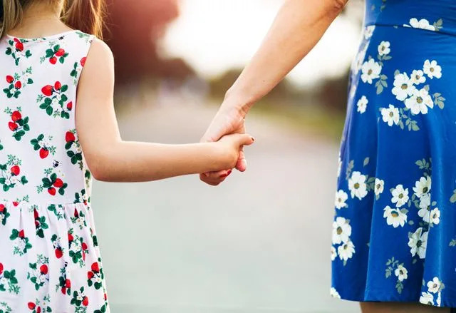 Getty Child and mother holding hands (Stock image)