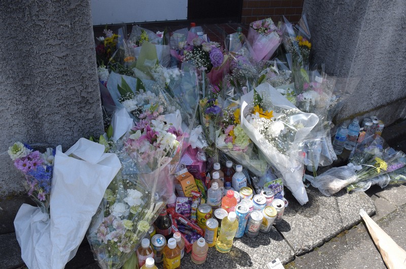 岡崎彩咲陽さんの遺体が発見された、元交際相手の白井秀征容疑者の自宅前には、多くの花が供えられていた＝川崎市川崎区で2025年5月7日午前10時38分、横見知佳撮影
