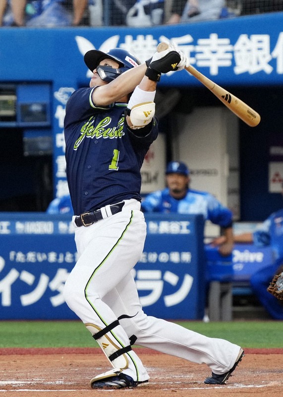【DeNA－ヤクルト】二回表ヤクルト2死、山田が先制本塁打を放つ＝横浜スタジアムで2025年7月30日