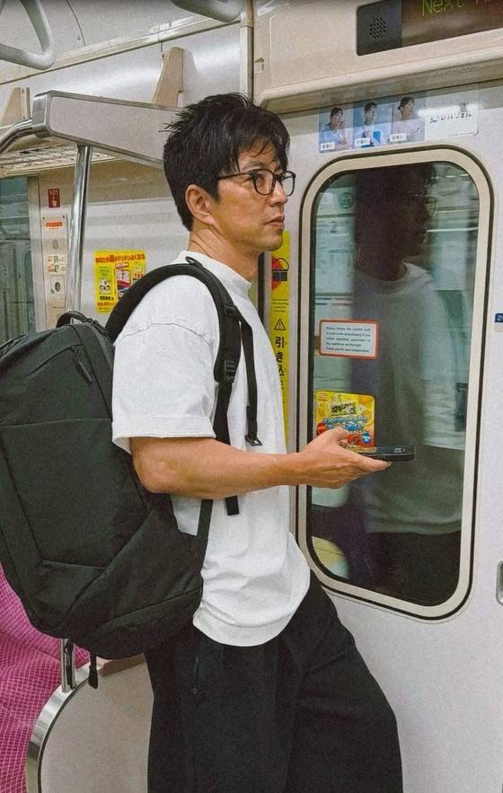 「王騎様が電車に…」57歳有名俳優のプライベート写真にSNS騒然、驚き姿に「ええっ!!」「顔を見なくても分かる」「そのままのお姿で乗られるんですね!」の声