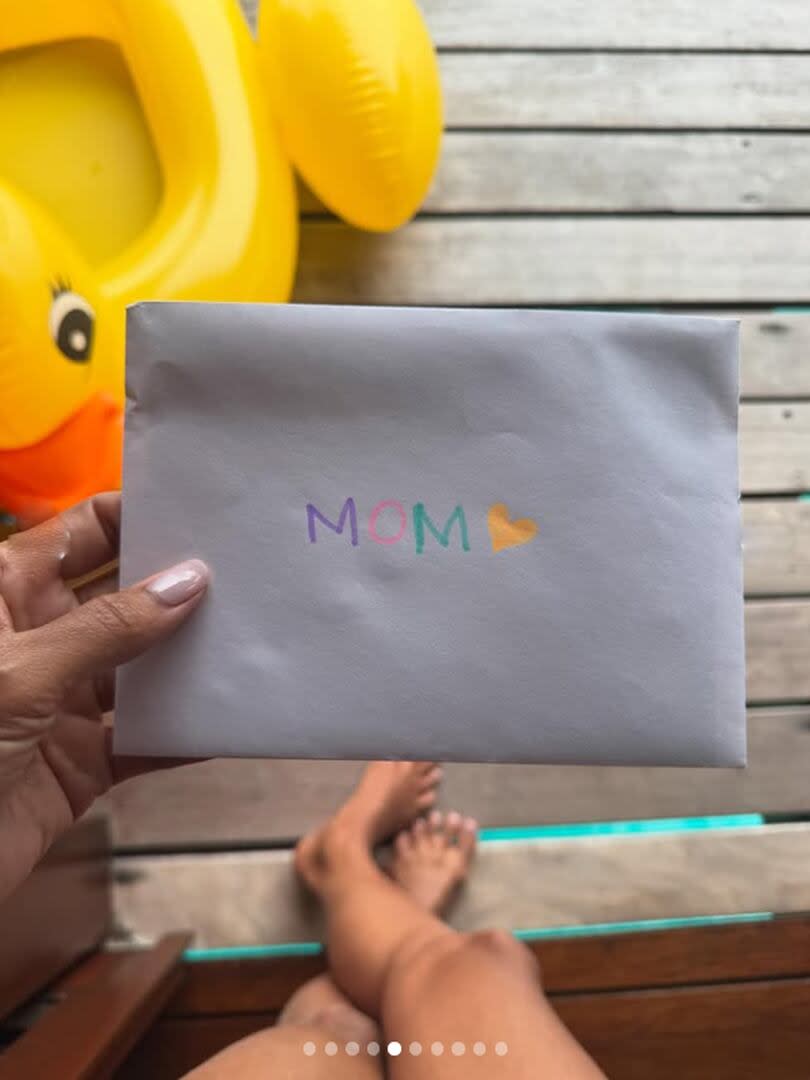 "Mami", dice el sobre que parece haber recibido de parte de uno de sus hijos - Créditos: @instagram.com/halleberry/