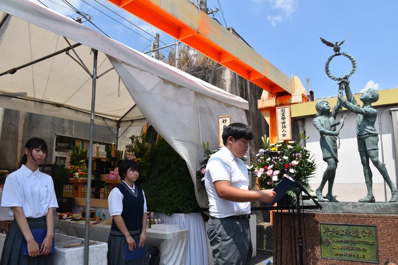 京橋大空襲の慰霊祭で作文を朗読する大阪市立旭東中の生徒＝大阪市城東区で2025年8月14日午前11時27分、根本佳奈撮影
