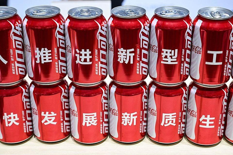 Varias latas de Coca Cola una encima de otra