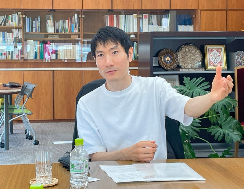 大学改革支援・学位授与機構からの指摘で、授業制度を変更せざるを得なかったことを説明する春名展生学長＝東京都府中市の東京外国語大学で、明治大・山本遼撮影