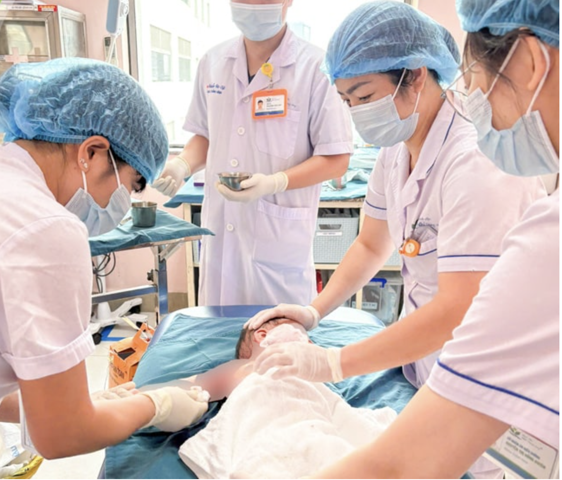 Tai nạn khi ăn lẩu khiến 3 trẻ cùng nhà ở Hà Nội phải vào viện cấp cứu
