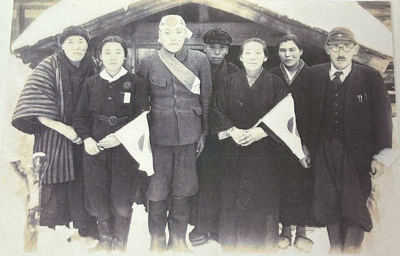 1945年1月15日、新潟県二田村（現柏崎市）の実家からの出征した時の写真。このあと西倉さんは朝鮮半島に送られた＝西倉さん提供