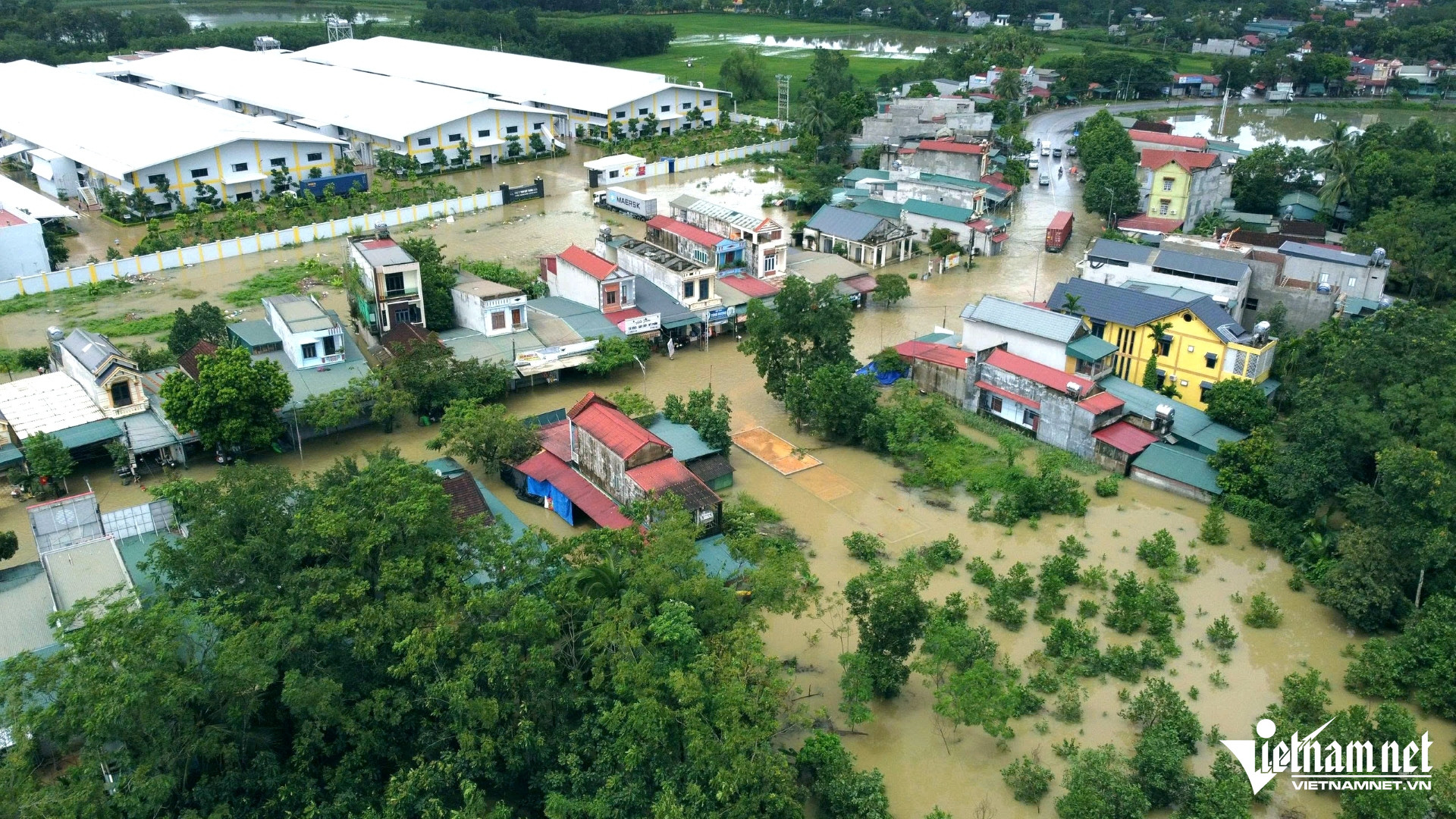 Lũ cuồn cuộn trong đêm, người phụ nữ khóc ngất nhìn tài sản chìm trong biển nước
