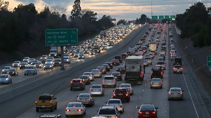 Truck makers sue California in bid to abandon zero-emissions agreements