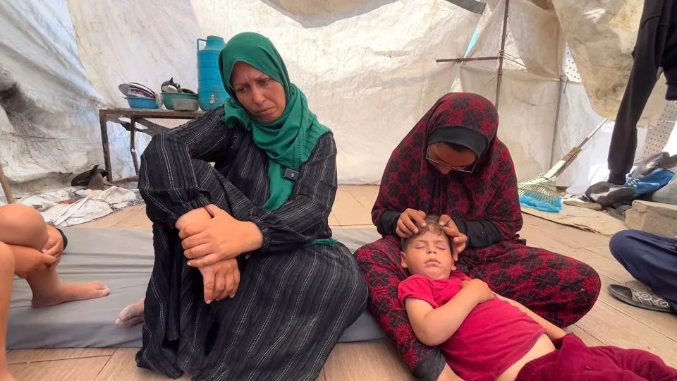Um Bilal (right) and Um Khader formed a friendship in a displacement camp in Gaza city. They share the little food they manage to get. - Tareq Al Hilou/CNN
