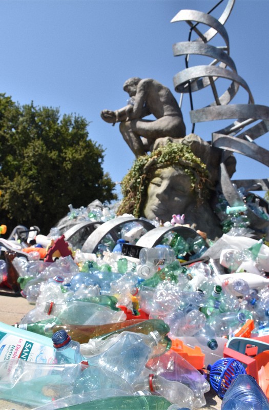 プラスチック汚染根絶に向けた条約を話し合う政府間交渉委員会の会場外に設置されたモニュメント。プラ汚染の影響の大きさを表現している＝スイス・ジュネーブで2025年8月10日、高橋由衣撮影