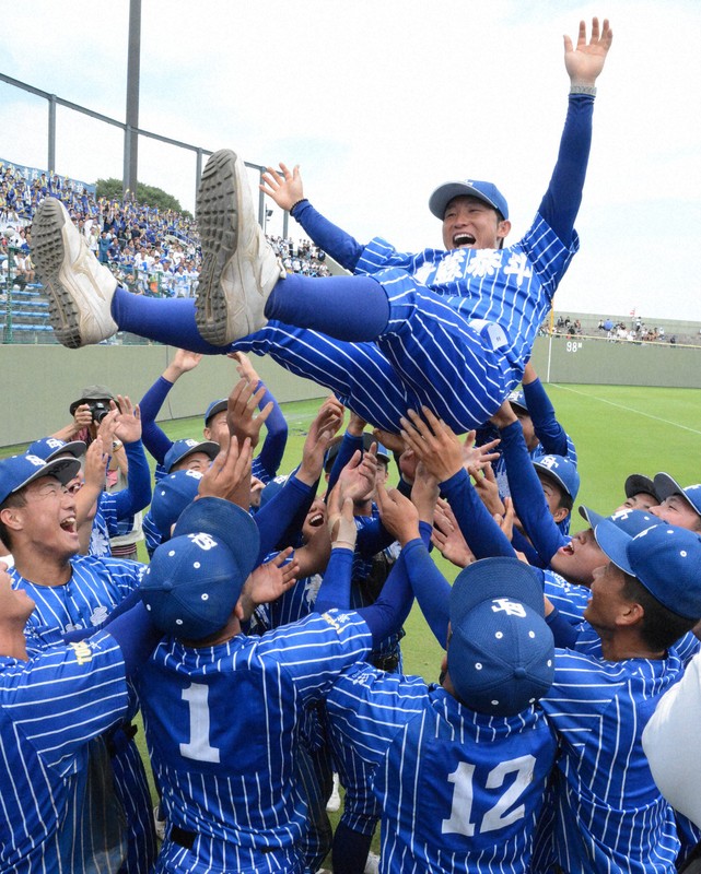 甲子園出場を決め、選手たちに胴上げされ宙に舞う青藍泰斗の青山尚緯監督=宇都宮市のエイジェックスタジアムで2025年7月27日午後0時42分、池田一生撮影