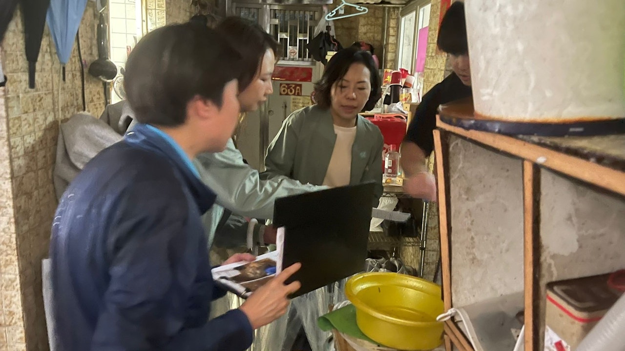 黑雨｜麥美娟偕區議員視察九華徑舊村水浸　承諾盡快發放應急錢