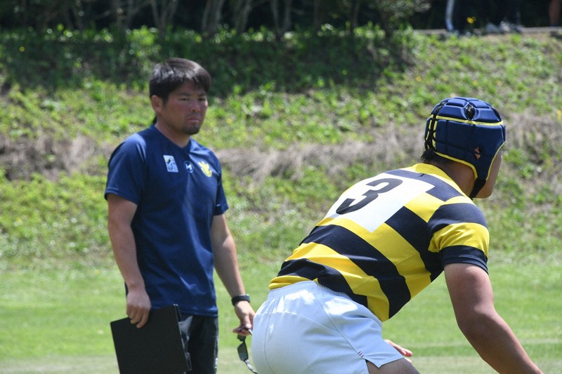 試合前のウオーミングアップで、選手の動きを確認する立命館慶祥の高島忍監督(左)=長野県上田市のアンダーアーマー菅平サニアパークで2025年7月25日午前10時44分、川村咲平撮影