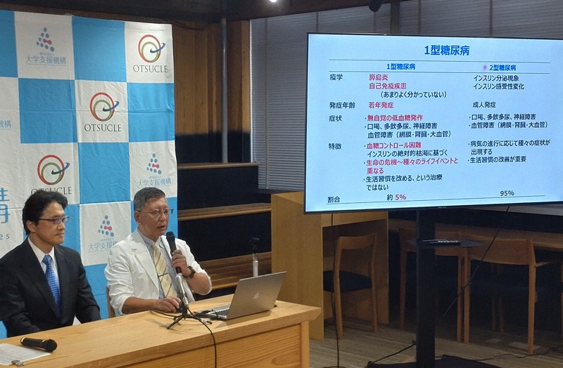 1型糖尿病根治の戦略を説明する徳島大学病院の池本哲也教授（右）。左は西良浩一病院長＝徳島市で2025年7月15日午前9時6分、植松晃一撮影