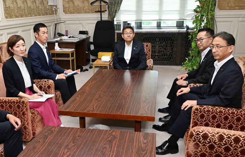 会談に臨む立憲民主党の笠浩史国対委員長（中央奥）ら野党の国対責任者ら＝国会内で2025年7月25日午後1時59分、平田明浩撮影