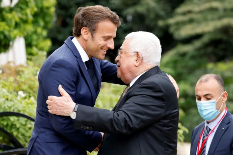 French President Emmanuel Macron welcoming Palestinian president Mahmoud Abbas to Paris in 2022 (Ludovic MARIN)