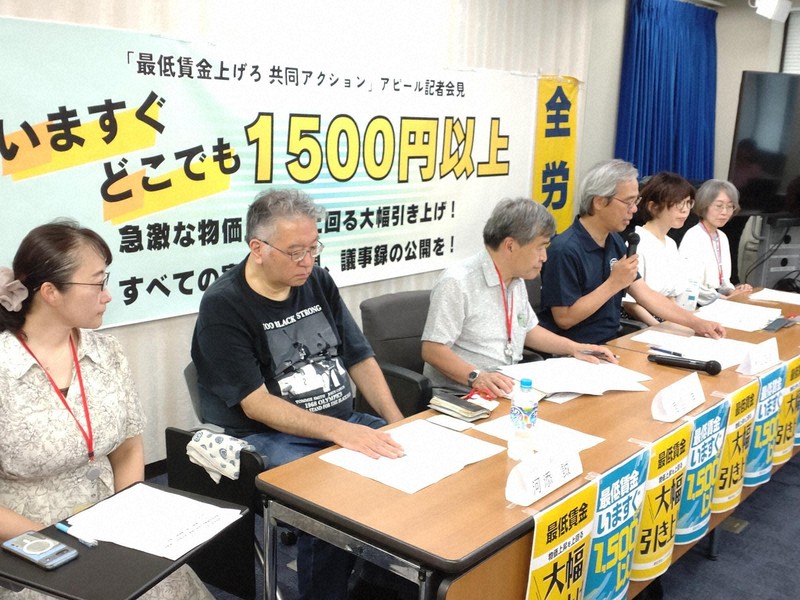 最低賃金の全国一律1500円以上をアピールする労働組合のメンバーら＝東京都千代田区の厚生労働省で2025年7月1日、東海林智撮影