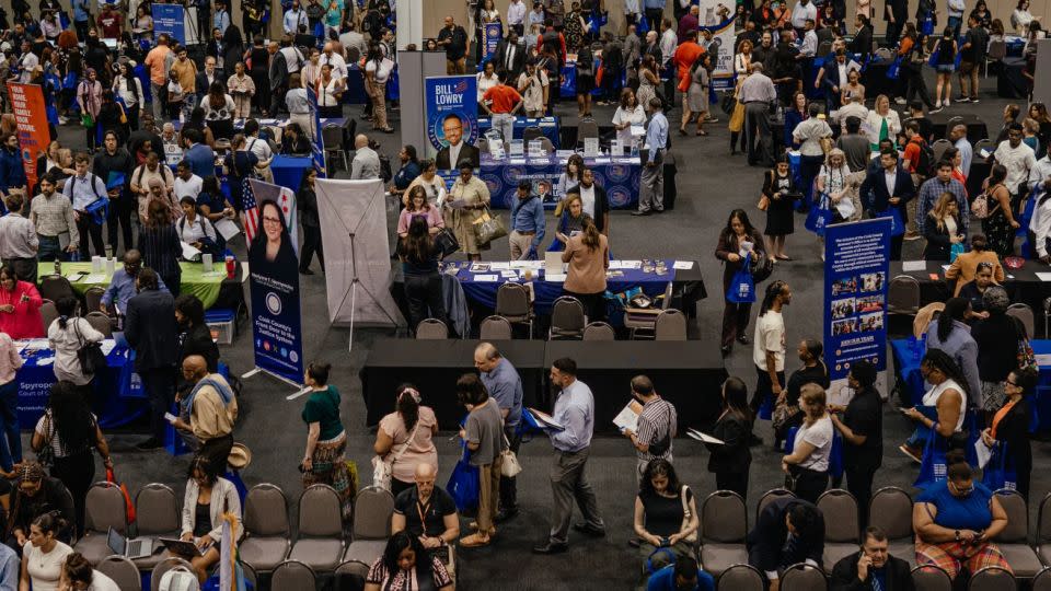 Los solicitantes de empleo asisten a una feria de empleo organizada por el gobierno del condado de Cook para apoyar a los trabajadores federales en Chicago el 26 de junio de 2025. - Jamie Kelter Davis/Bloomberg/Getty Images