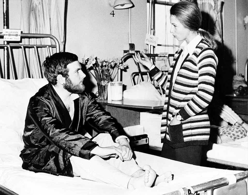 Michael Hills recibió un disparo en el estómago durante el intento de secuestro de la princesa en el Centro Comercial. Las acciones de Hills y sus colegas probablemente le salvaron la vida. Mayo de 1974. (AP)