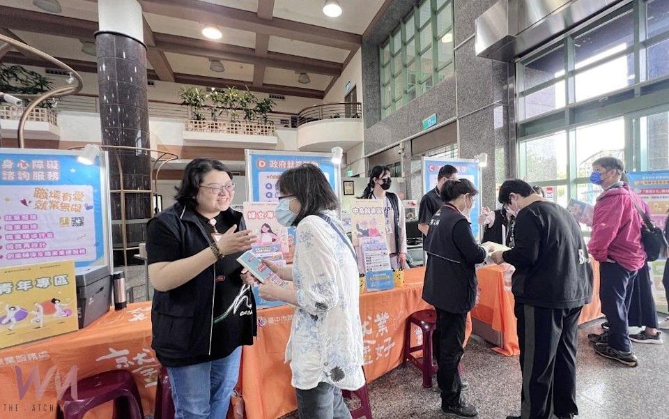 中高齡、婦女及青年求職者獎勵專區就業諮詢服務。(圖/記者廖妙茜翻攝)