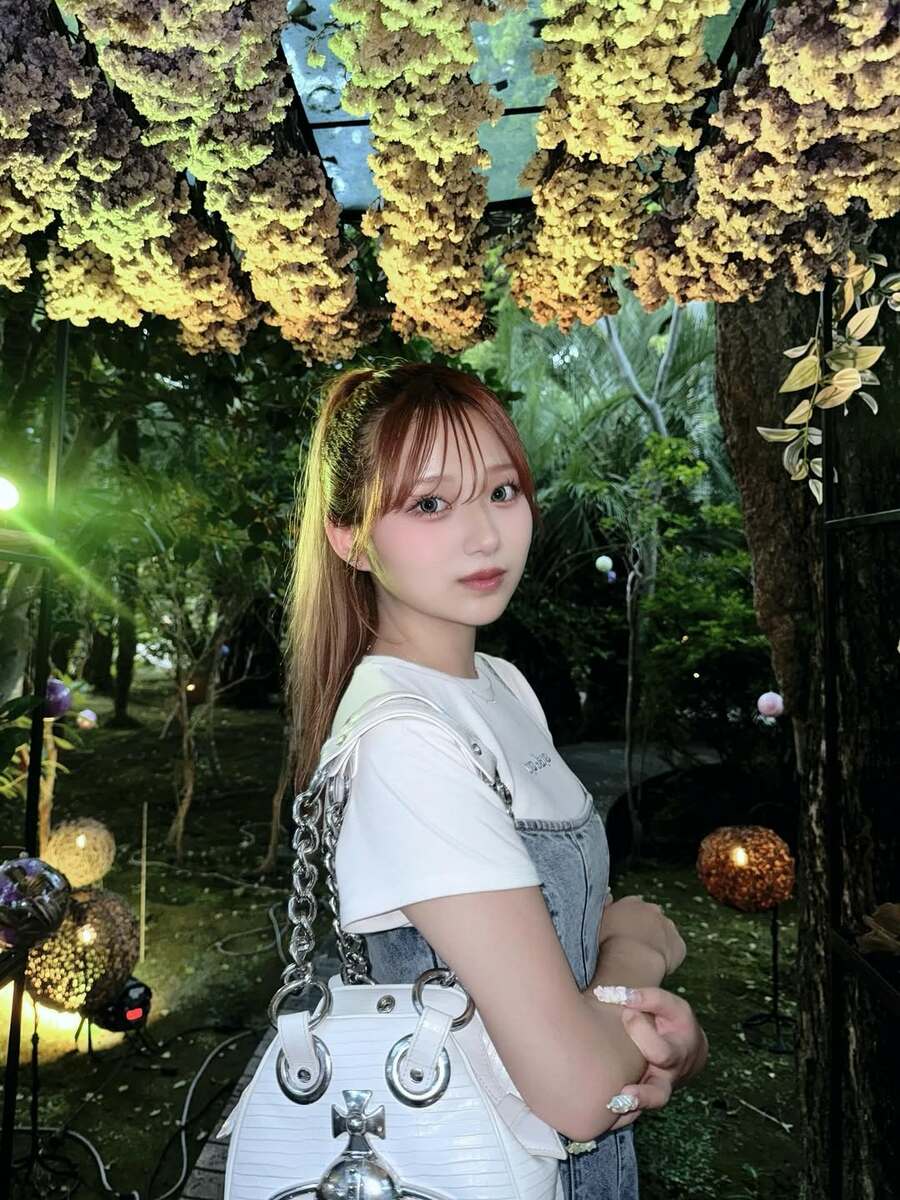 【 辻希美・長女 】希空「江ノ島シーキャンドル」　サムエル・コッキング苑で花に囲まれてアンニュイスマイル