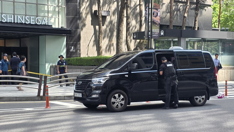 爆破予告を受け、出動した警察の爆発物処理班＝ソウル・明洞で2025年8月5日午後2時33分、金宣希撮影