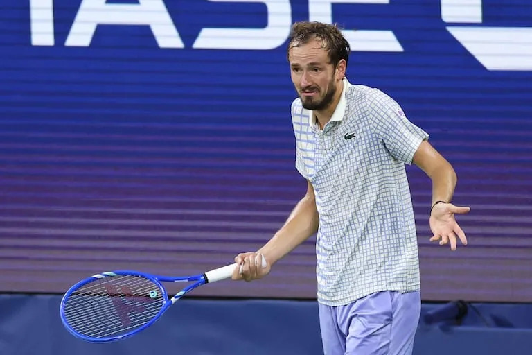 Escándalo en el US Open: un fotógrafo interrumpió el partido y Medvedev estalló contra el juez