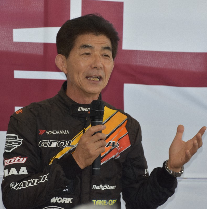 「ラリーでは人間力が鍛えられる」と言うプロドライバーの塙郁夫さん=盛岡市の岩手トヨタ自動車盛岡店で2025年8月1日午後1時11分、山田英之撮影