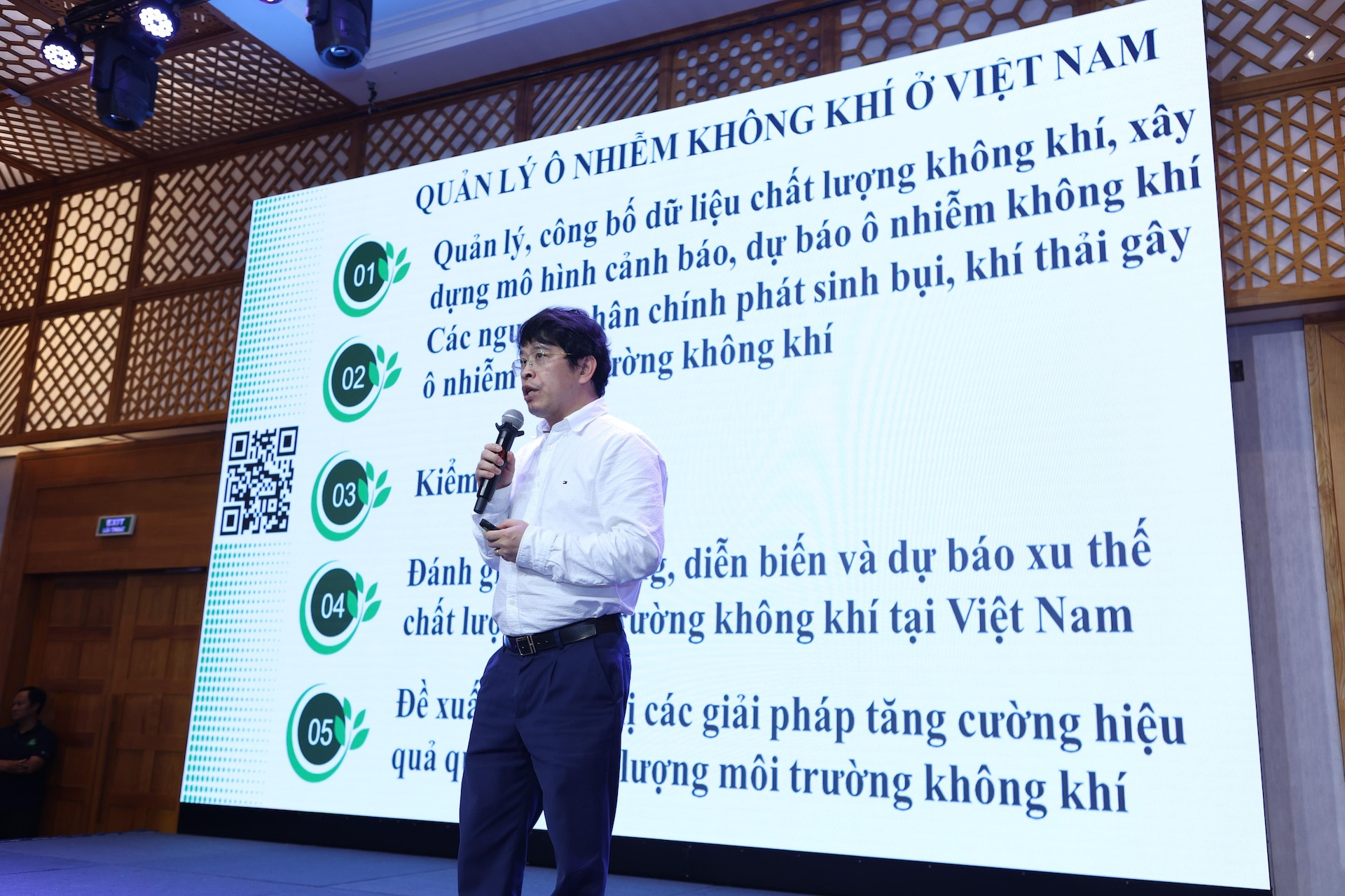 Hãng sản xuất xe xăng phải trả tiền cho công ty làm xe điện