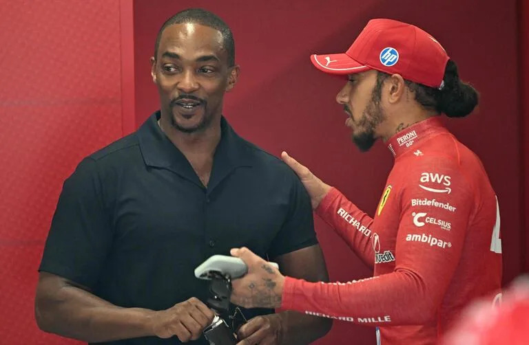 Antes de clasificar en Hungría, Lewis Hamilton estuvo junto al actor norteamericana Anthony Mackie en el box de Ferrari; luego, ya no hubo sonrisas