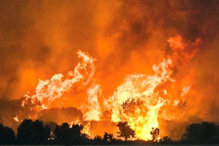 Thousands battle Greece fires as heatwave bakes Europe