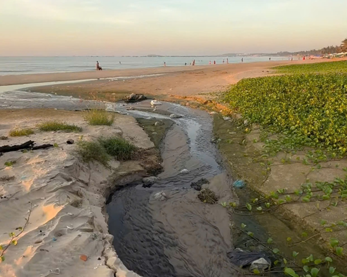 Dòng nước đèn ngòm, bốc mùi hôi chảy ra biển Mũi Né