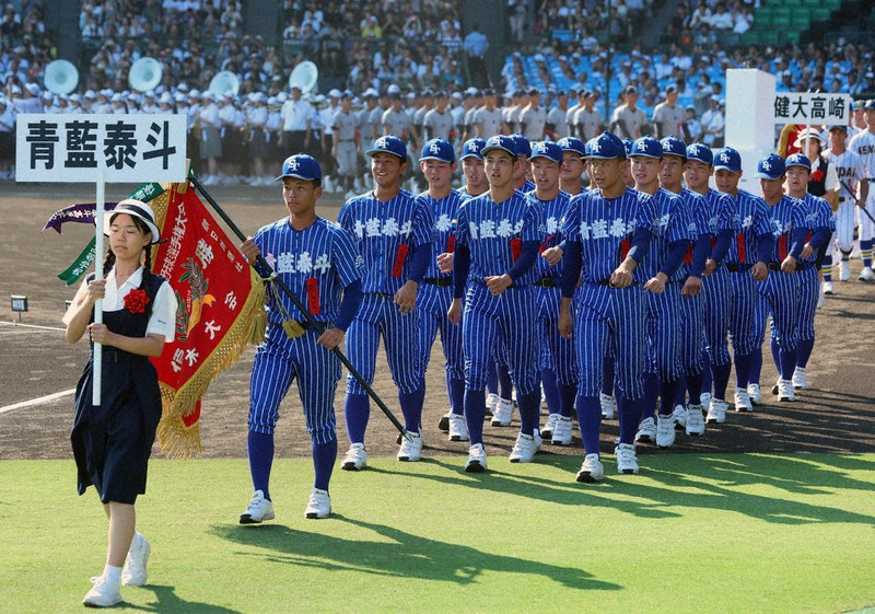 開会式で行進する青藍泰斗の選手たち=阪神甲子園球場で2025年8月5日、前田梨里子撮影