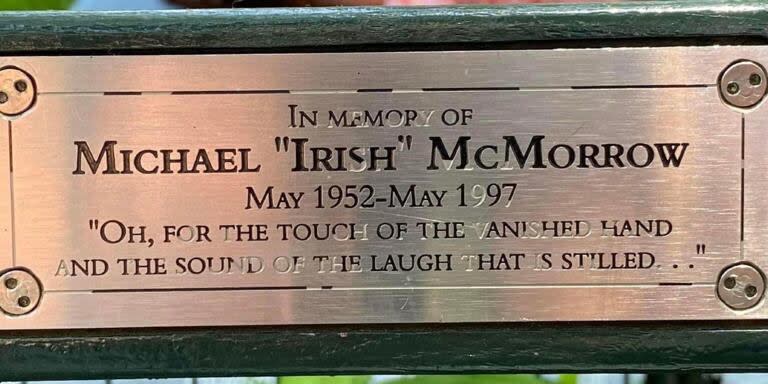 Uno de los bancos del Central Park tiene una placa en homenaje a Michael McMorrow