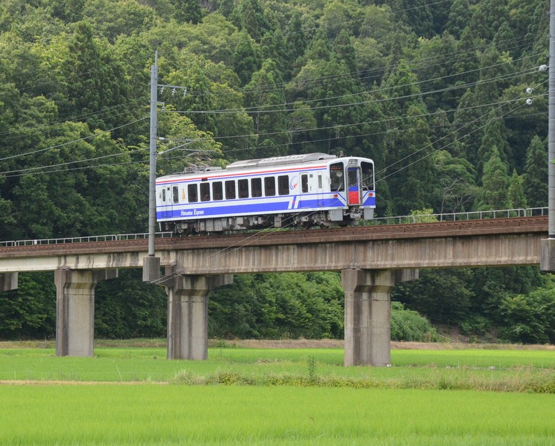 高架区間を走る北越急行ほくほく線の列車=新潟県上越市で2025年7月12日午前8時30分、神崎修一撮影