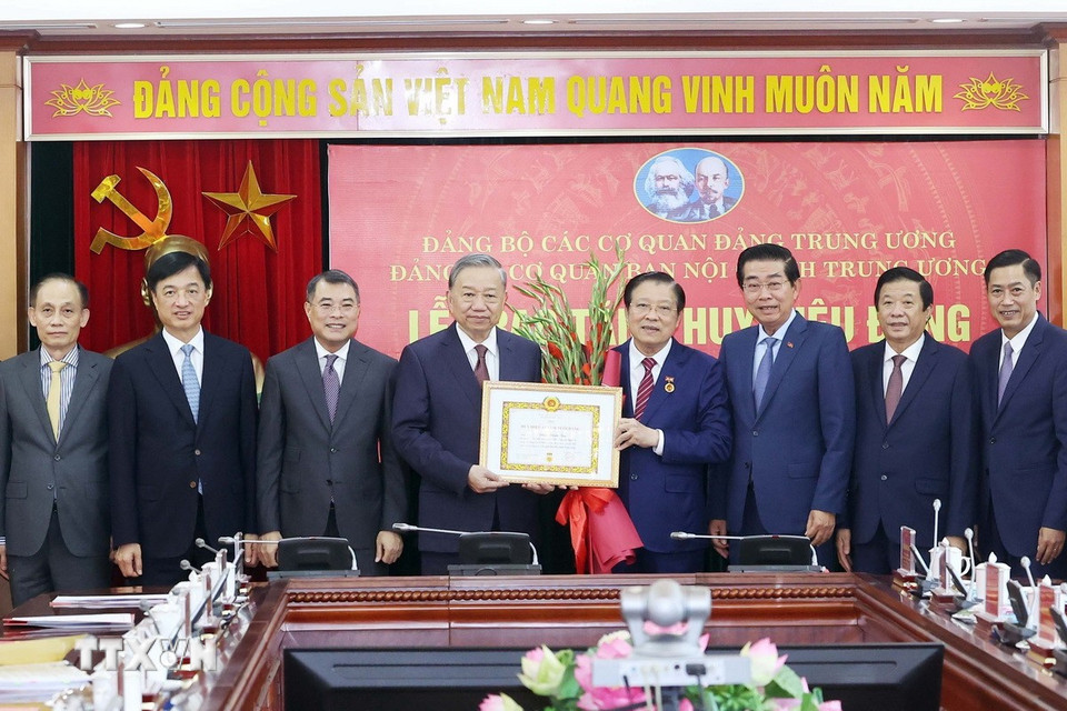 Trưởng Ban Nội chính Trung ương Phan Đình Trạc nhận huy hiệu 45 năm tuổi Đảng