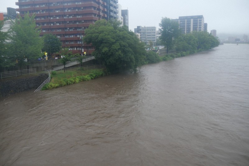 2人が心肺停止　「人が流された」通報相次ぐ　九州で記録的大雨