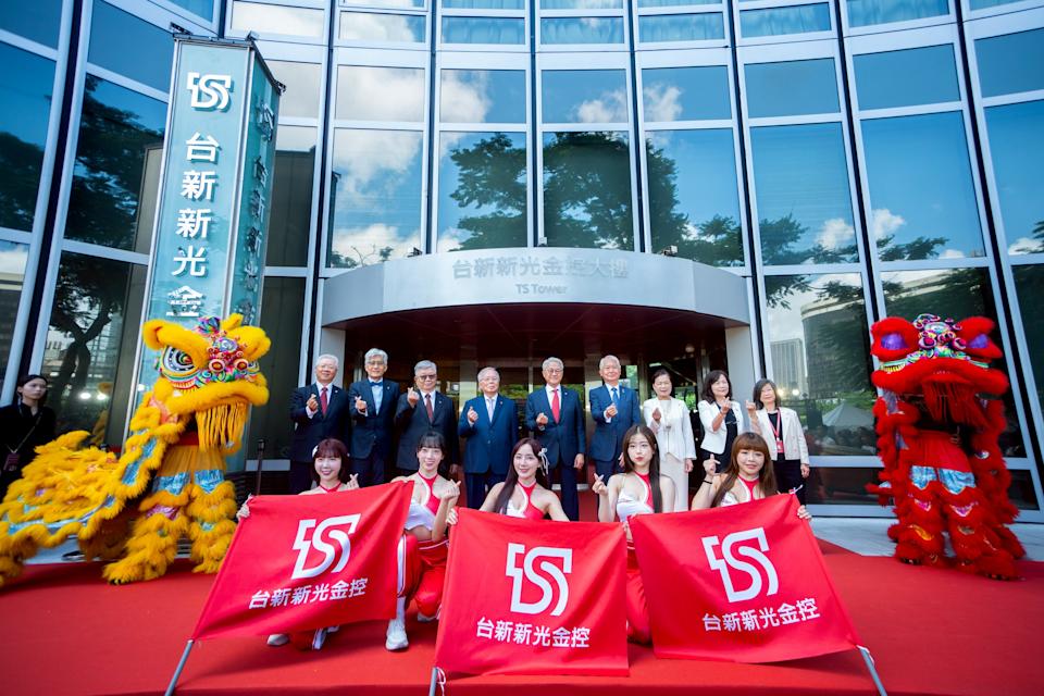 台新新光金合併首周 9.6萬股東落跑 仍以近78萬人超車凱基金拿第一。圖/台新新光金提供