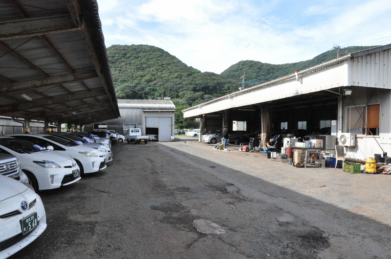 半数近くのタクシーが水没してしまった大衆タクシーの敷地。写真奥側から水が入ってきたという＝熊本市西区で2025年8月12日午後3時59分、野呂賢治撮影