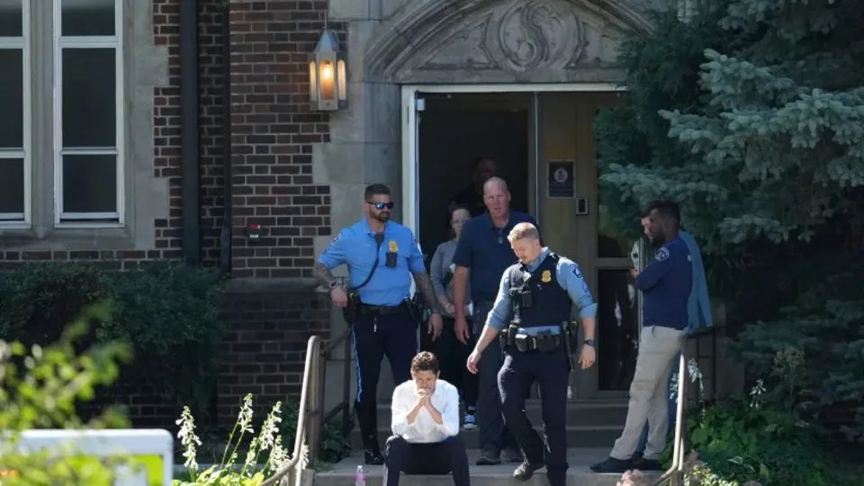 El alcalde de Minneapolis, Jacob Frey, se sienta en las escaleras de la escuela de la Iglesia de la Anunciación después del tiroteo de este miércoles por la mañana. - <em>Abbie Parr/AP</em>