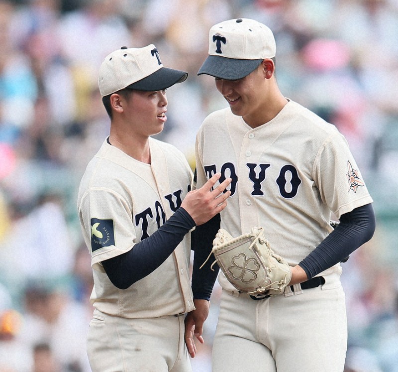 【花巻東－東洋大姫路】九回途中からマウンドに上がり、先発・木下鷹大と言葉を交わす東洋大姫路の阪下漣（右）＝阪神甲子園球場で2025年8月15日、玉城達郎撮影