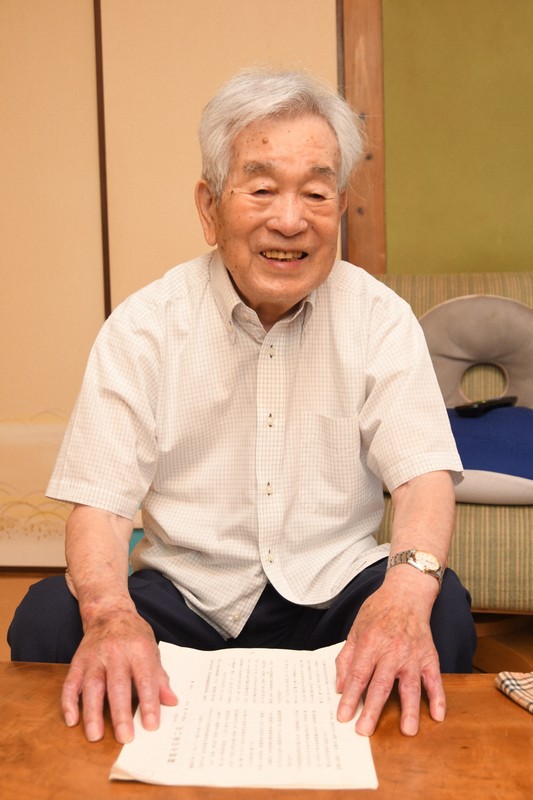 白い軍服姿だった81年前の関行男大尉について語る吉本勝さん＝西条市で2025年7月8日午前11時58分、狩野樹理撮影