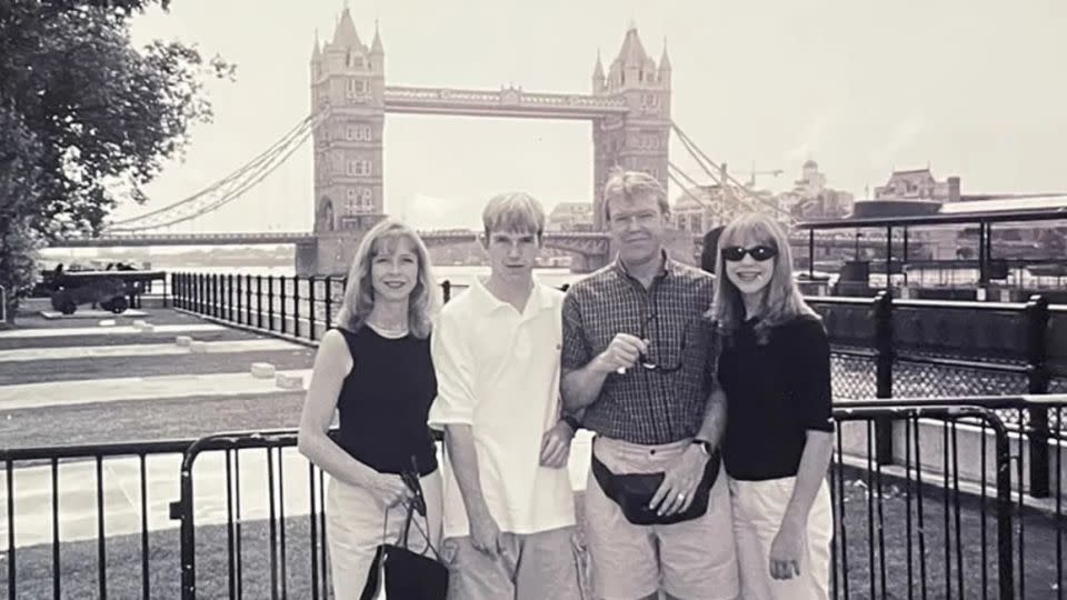 Aquí están Vickie y Graham con sus dos hijos en un viaje familiar a Londres en los años 90. - Crédito: Familia Kidner