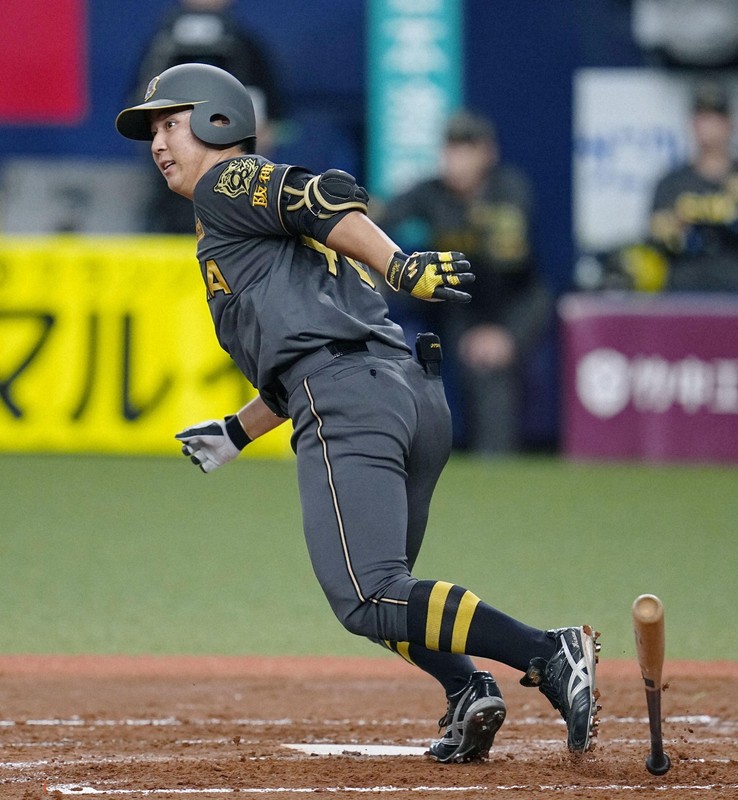 【阪神－中日】二回裏阪神1死一、二塁、井坪が三塁内野安打を放つ。悪送球が絡み2者が生還＝京セラドーム大阪で2025年8月19日