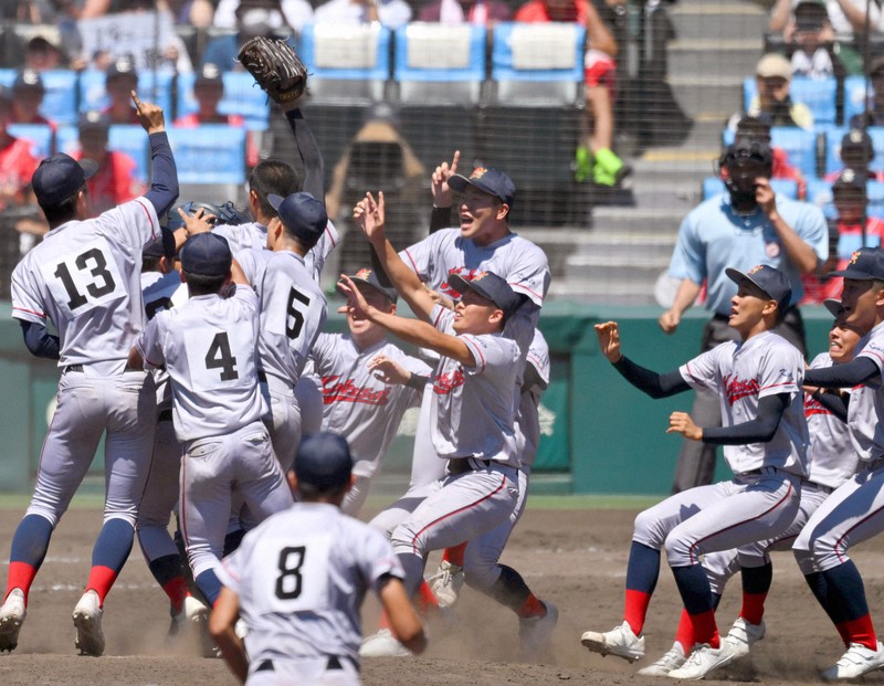 昨夏の甲子園で初優勝を果たし、喜ぶ京都国際の選手たち＝阪神甲子園球場で2024年8月23日、渡部直樹撮影